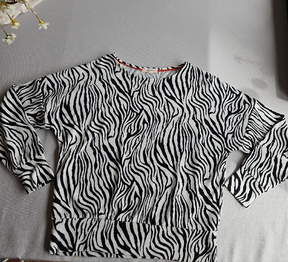 Chic Zebra Print Long Sleeve Top